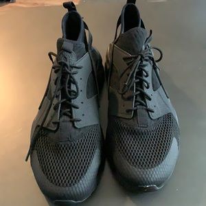 Nike Air Huarache Triple Black Running Shoes